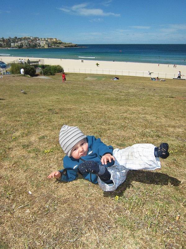 2009-11-06 22-06-18_1.jpg - ...dynamische Rolle rückwärts, aber am Bondi Beach ist selbst das Hinfallen schön...